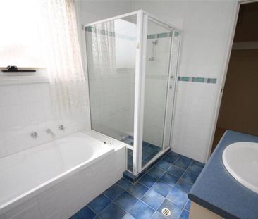 BEAUTIFUL BRIGHT 3 BEDROOM TOWNHOUSE - Photo 4