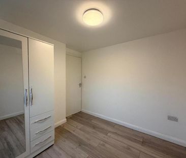 4 bedroom end of terrace house to rent - Photo 2