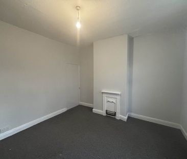 Price £950 pcm - Available Now - Unfurnished - Photo 2