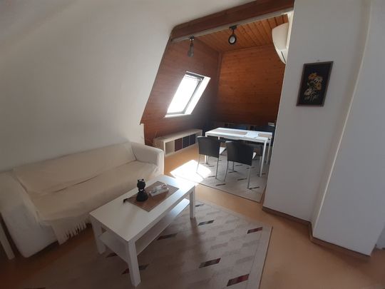 IDEAL FÜR PENDLER: Schöne, vollst. möblierte 2-Zi.-DG-Wohnung in ruhiger, bevorzugter Lage * - Foto 1