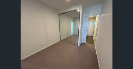 Modern1.5 bedroom, 2 bedrooms apartments available - Photo 5