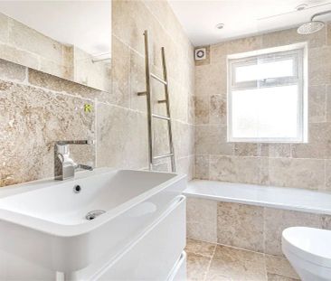 2 bedroom flat in Chiswick - Photo 1