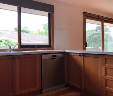 IMPRESSIVE FAMILY HOME - SINGLE LEVEL SPACE AND COMFORT - Photo 4