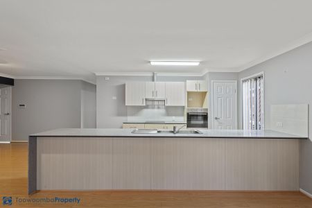 MASSIVE 4 BEDROOM FAMILY HOME- INCLUDES ELECTRICITY! - Photo 4