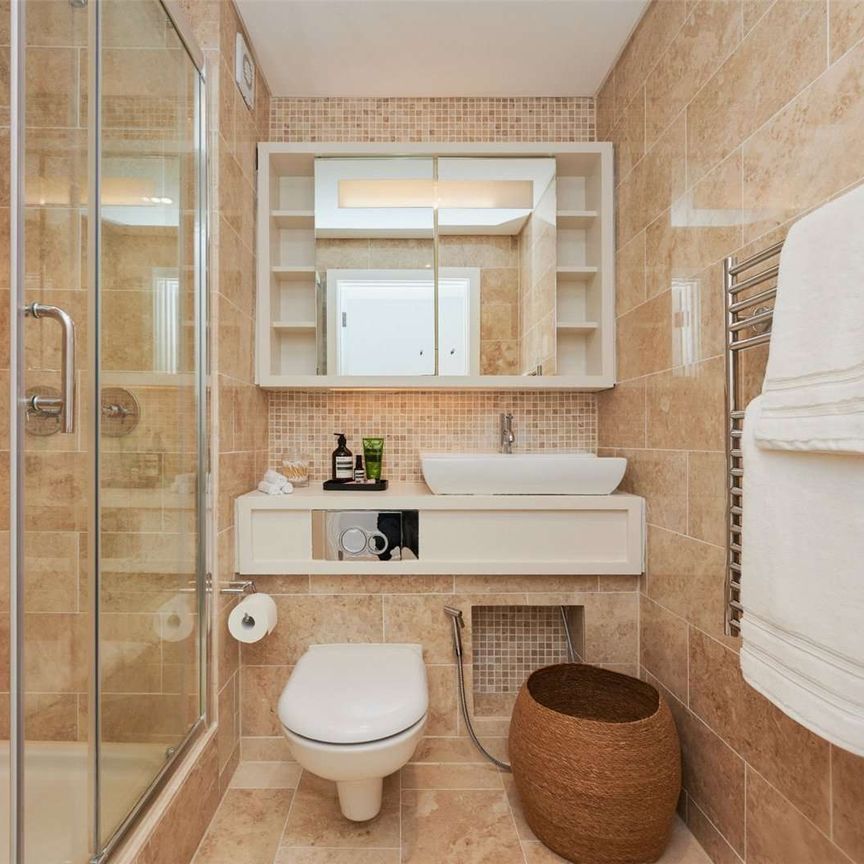 A stunning three bedroom, three bathroom located right opposite Baker Street tube station. - Photo 1