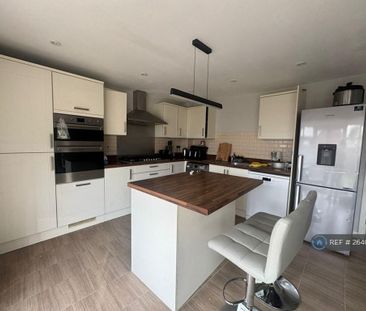 1 bedroom in a house share to rent - Photo 2