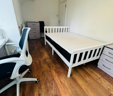 1 bedroom in a house share to rent - Photo 1