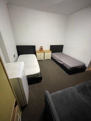 Room in a Shared House, London Road, CR7 - Photo 1