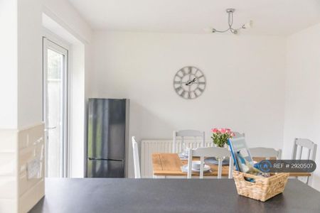 3 bedroom semi-detached house to rent - Photo 5