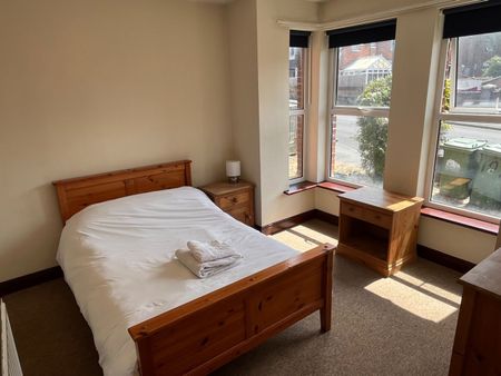 6 Bed Semi-Detached House, Wilton Avenue, SO15 - Photo 5