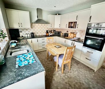 4 bedroom detached bungalow to rent - Photo 3