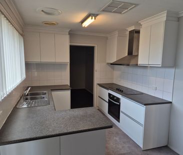 3 BEDROOM HOUSE IN CENTRAL LOCATION - Photo 3