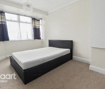 4 bedroom semi-detached house to rent - Photo 4