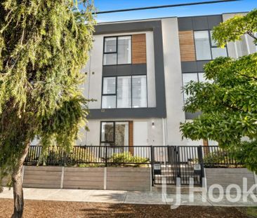 Stunning Tri-Level Townhouse with Breathtaking Urban Vistas for lease! - Photo 1