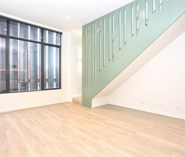 Stylish, modern and conveniently located - Photo 3