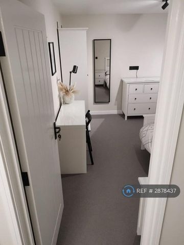 1 bedroom in a house share to rent - Photo 2