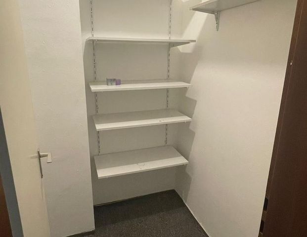 Modernisierte 2,5-Zimmer-Wohnung mit Balkon, neuem Bad undLaminat - Photo 1