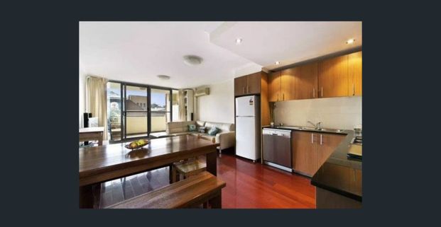 This spacious city fringe retreat enjoys a light filled aspect on the second floor of a modern security building in a parkside cul-de-sac location - Photo 1