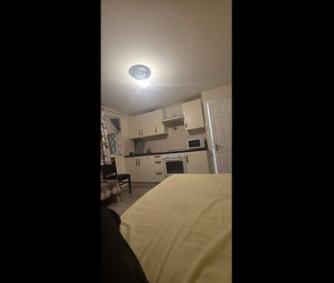 Studio Flat, Ivinghoe Road, RM8 - Photo 2