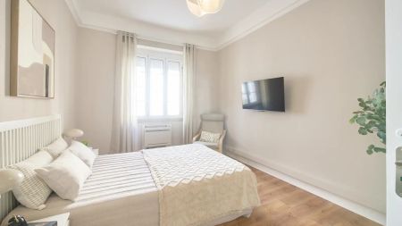 Room in a shared 9-bedroom apartment for rent in Lisbon. - Foto 3
