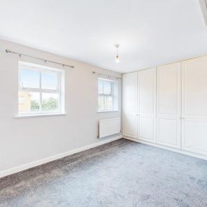 2 Bedroom, 1 bath, 1 reception Flat - Photo 2