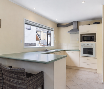 Superb Living - Unbeatable Remuera Location - Photo 6