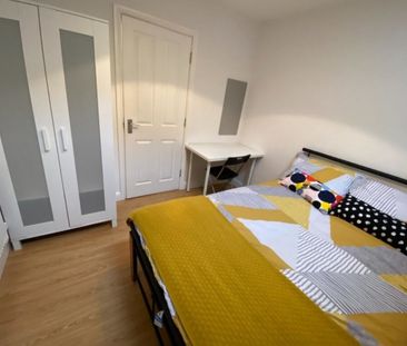 4 bed Apartment for Rent - Photo 2