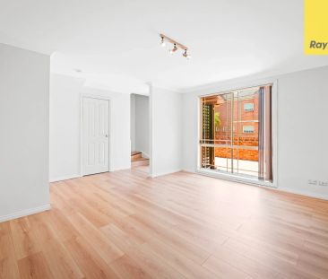 SUN-FILLED TWO BEDROOM TOWNHOUSE LOCATED IN QUIET LEAFY BLOCK - Photo 2