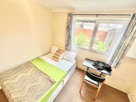 Room in a Shared House, Ivy Road, E16 - Photo 2