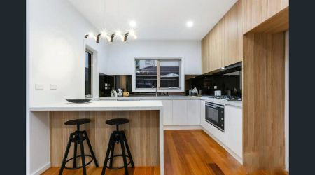 “Townhouse with Luxurious Features and Convenient Location” - Photo 4