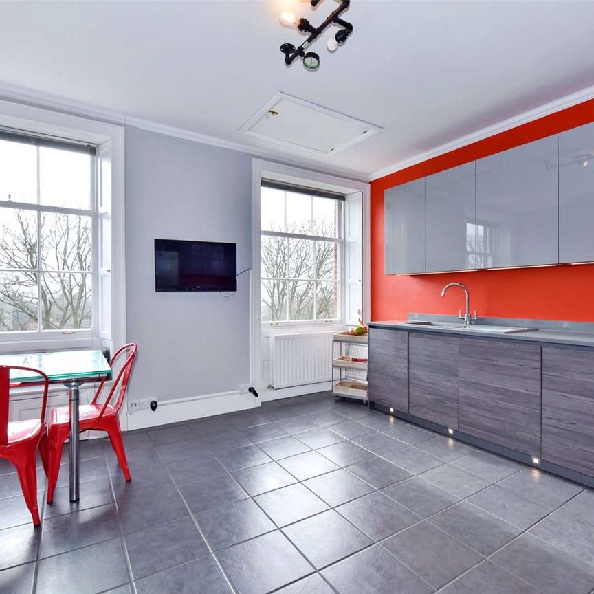 A fully-furnished and spacious five bedroom top floor apartment with off-street parking. Can be available from three months - twelve months. - Photo 1