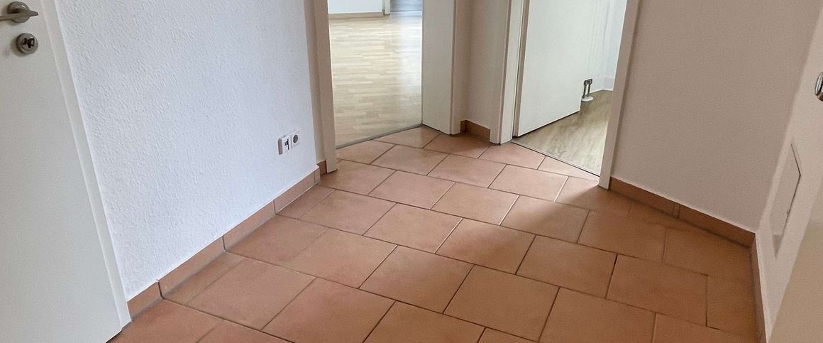 1. OG / großer + sonniger Balkon / frei ab sofort - Foto 1