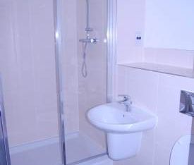 2 bedroom property to rent in Addlestone - Photo 1