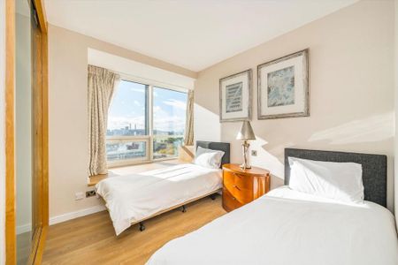 3 bedroom flat to rent - Photo 4