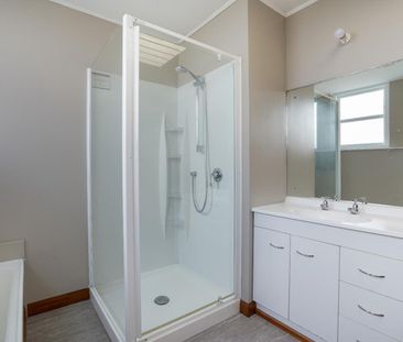 Three bedroom low-maintenance home - Photo 4