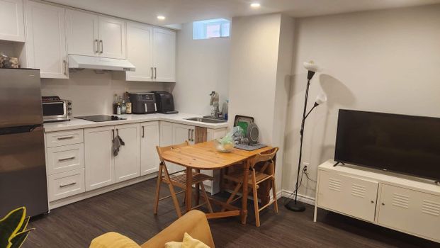 Bachelor apartment for rent in Pickering - Photo 1