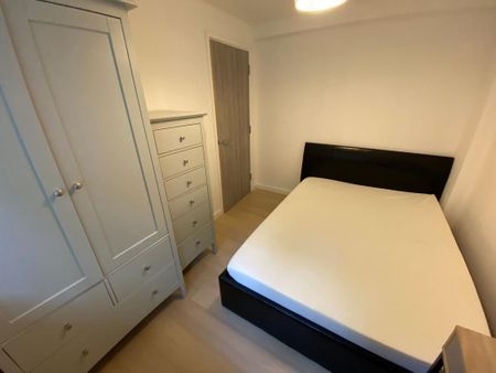 3 bedroom flat to rent - Photo 4