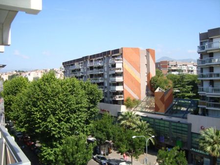 Location Appartement 3 pièces 65m² NICE 06000 - Photo 3