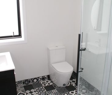 Modern 1-bedroom apartment on Queens Gardens. - Photo 2