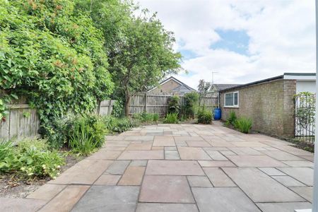 3 bedroom detached bungalow to rent - Photo 2