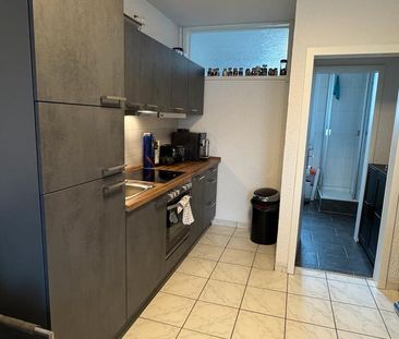 Zentrale, lichtdurchflutete Altbauwohnung mit moderner Küche - Photo 1