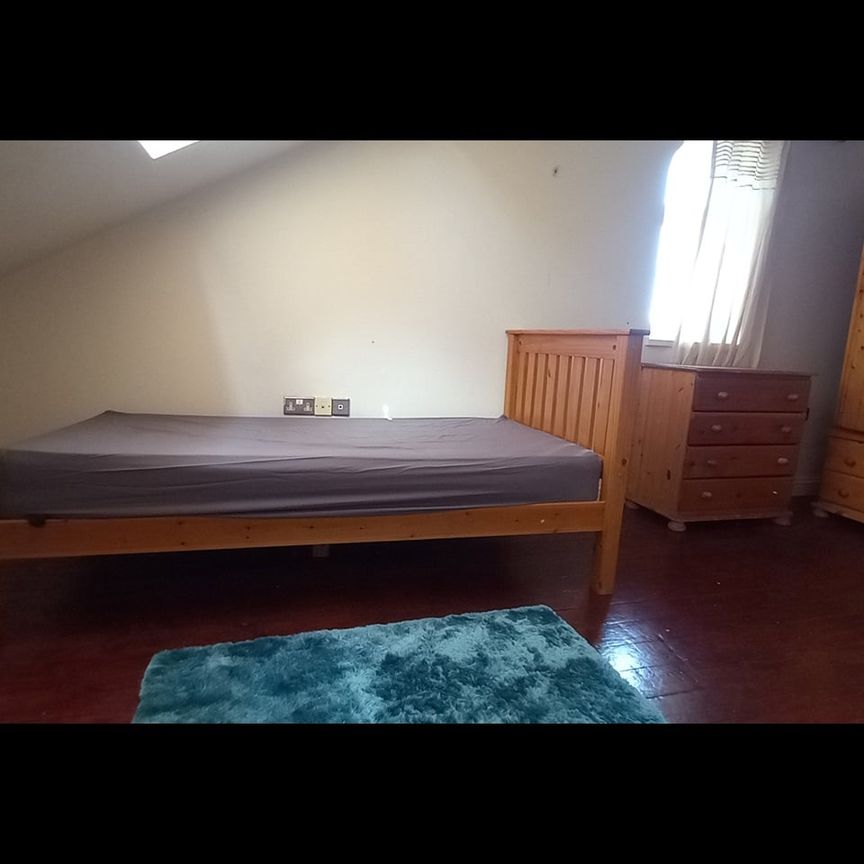 Room in a Shared House, Hall Lane, LS12 - Photo 1