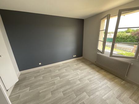 A LOUER - Maison de 144.91m² entièrement rénovée avec jardin clos et garages. - Photo 4