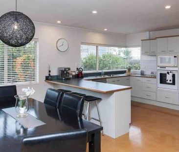 3-Bedroom Spacious Family Home in Somerville - Photo 2