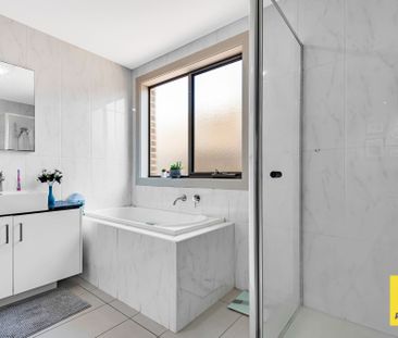 Vibrant and Contemporary Home in Perfect Location! - Photo 4