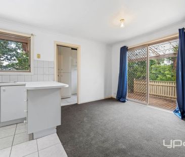 Charming 3 Bedroom Brick Unit in Prime St Albans Location - Photo 2