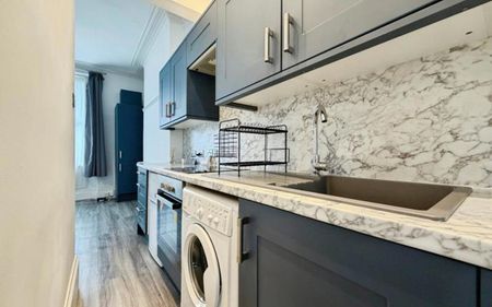 Well-presented one-bedroom apartment in the heart of Montpelier, offering open-plan living and excellent access to local amenities, Stokes Croft and Cheltenham Road. Available now. - Photo 2