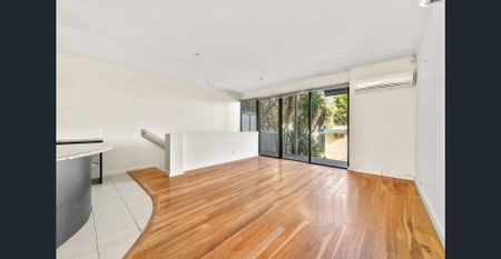 Beach Property 4 Bedroom Petfriendly 1min walk to train station, Aldi & shops - Photo 5