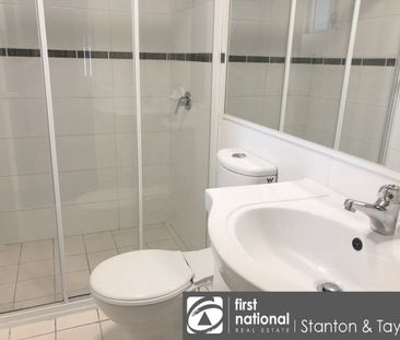 MODERN 2 BEDROOM APARTMENT - Photo 4