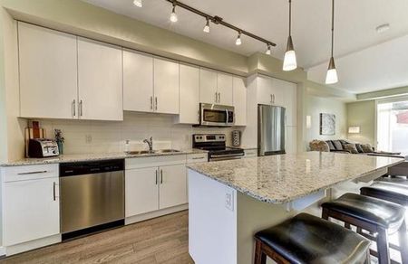 3 bed/2.5 bath Townhouse in Glenmore - Photo 3